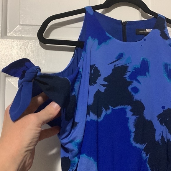 Banana Republic blue floral dress with halter neckline & sleeves off shoulder - Picture 3 of 10